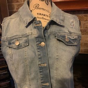 Girls super cute sleeveless denim vest..